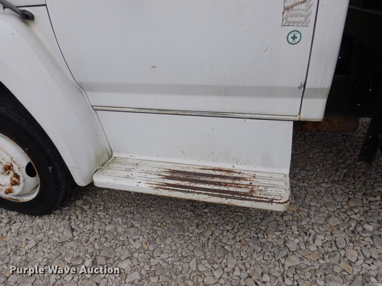 image for item KA9470 1993 Ford F700  flatbed truck