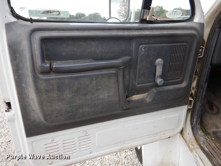 image for item KA9470 1993 Ford F700  flatbed truck