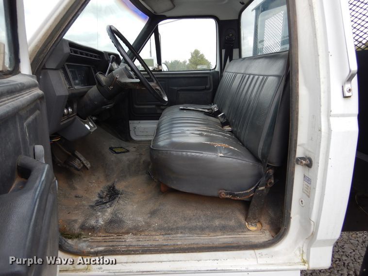 image for item KA9470 1993 Ford F700  flatbed truck