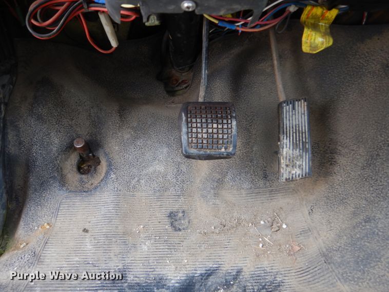 image for item KA9470 1993 Ford F700  flatbed truck