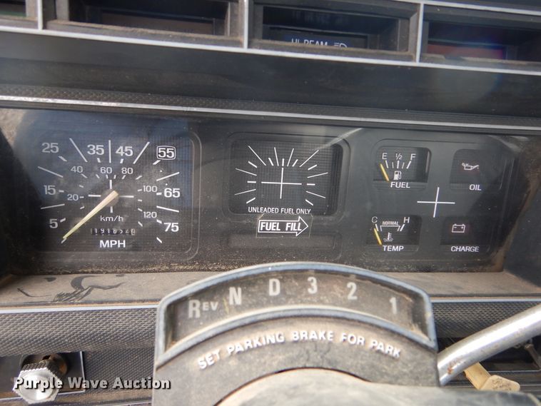 image for item KA9470 1993 Ford F700  flatbed truck