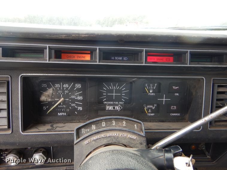 image for item KA9470 1993 Ford F700  flatbed truck