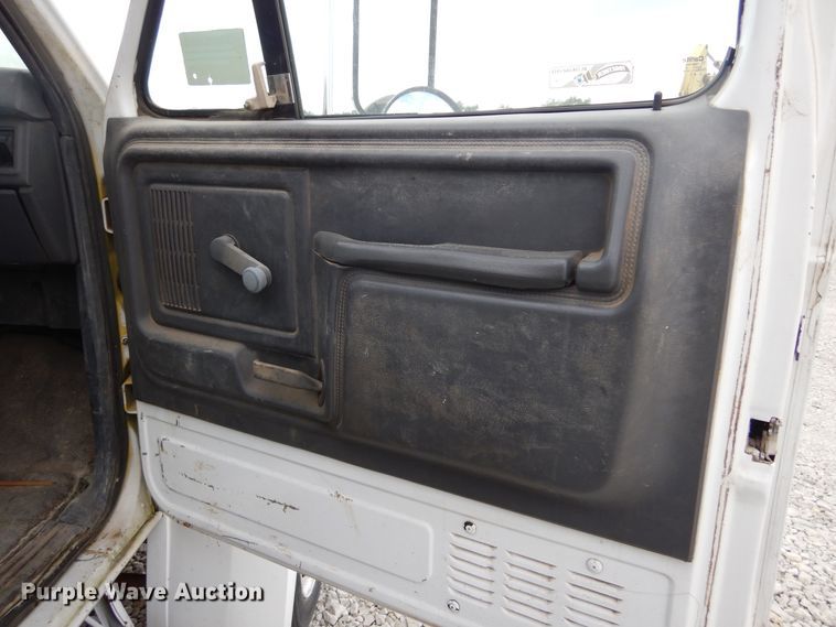 image for item KA9470 1993 Ford F700  flatbed truck