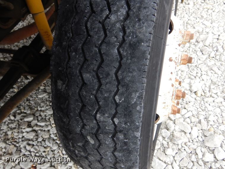 image for item KA9470 1993 Ford F700  flatbed truck