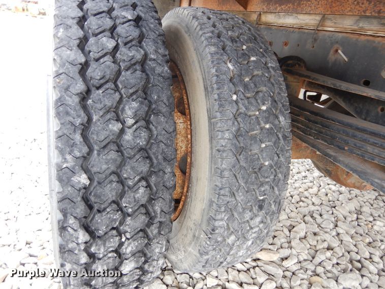 image for item KA9470 1993 Ford F700  flatbed truck