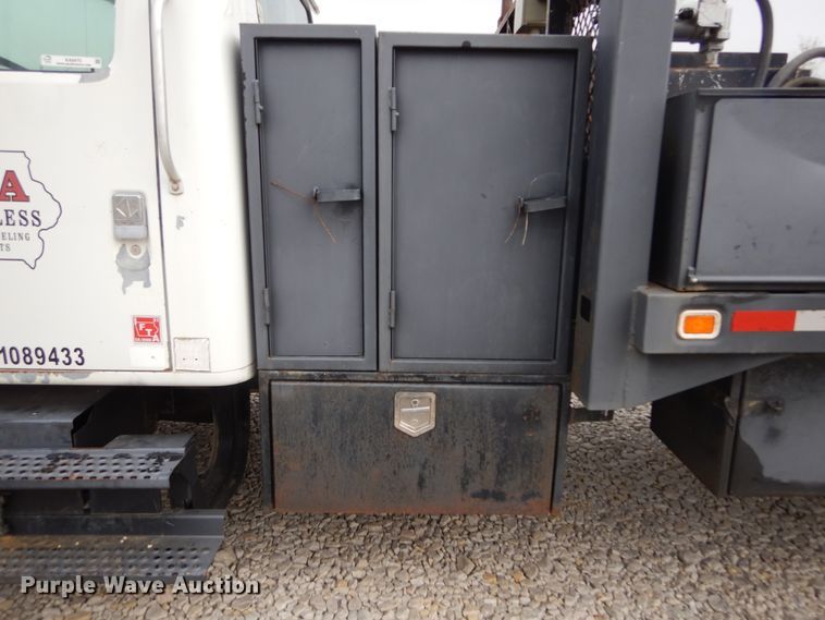 image for item KA9475 1998 International 4700  flatbed truck