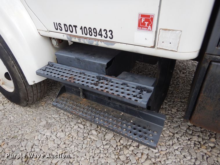 image for item KA9475 1998 International 4700  flatbed truck