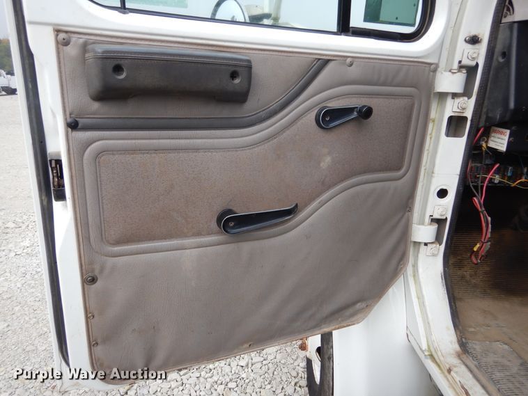 image for item KA9475 1998 International 4700  flatbed truck