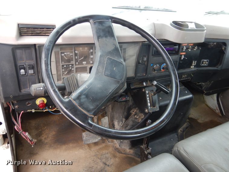 image for item KA9475 1998 International 4700  flatbed truck