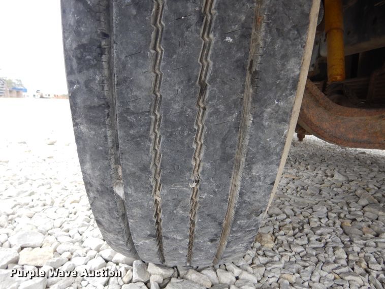 image for item KA9475 1998 International 4700  flatbed truck