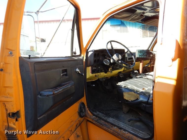 image for item KA9594 1987 GMC Sierra  flatbed truck