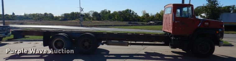 image for item KA9595 1984 Ford LTS9000  truck cab and chassis