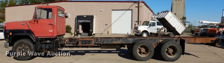image for item KA9595 1984 Ford LTS9000  truck cab and chassis
