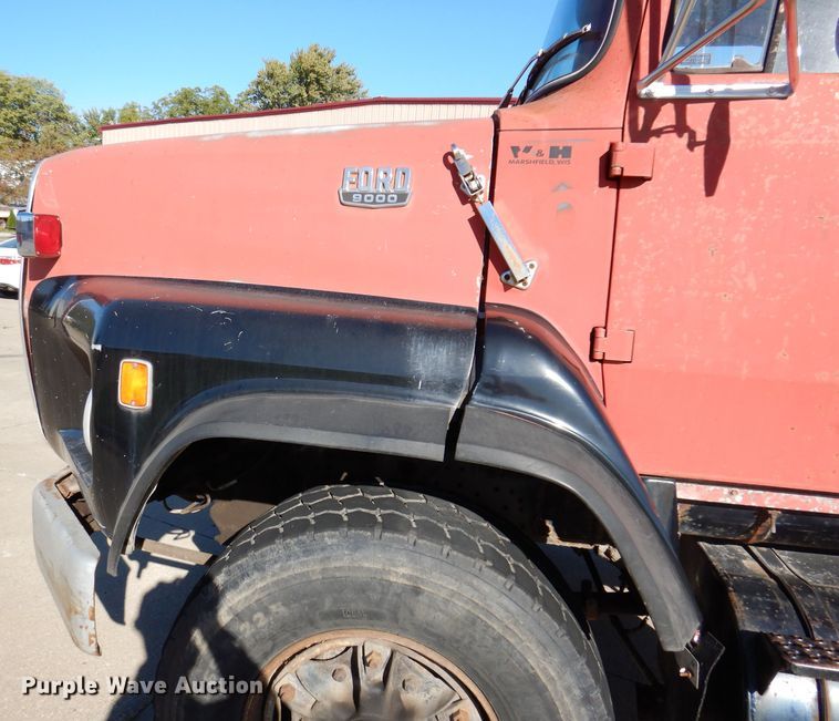 image for item KA9595 1984 Ford LTS9000  truck cab and chassis