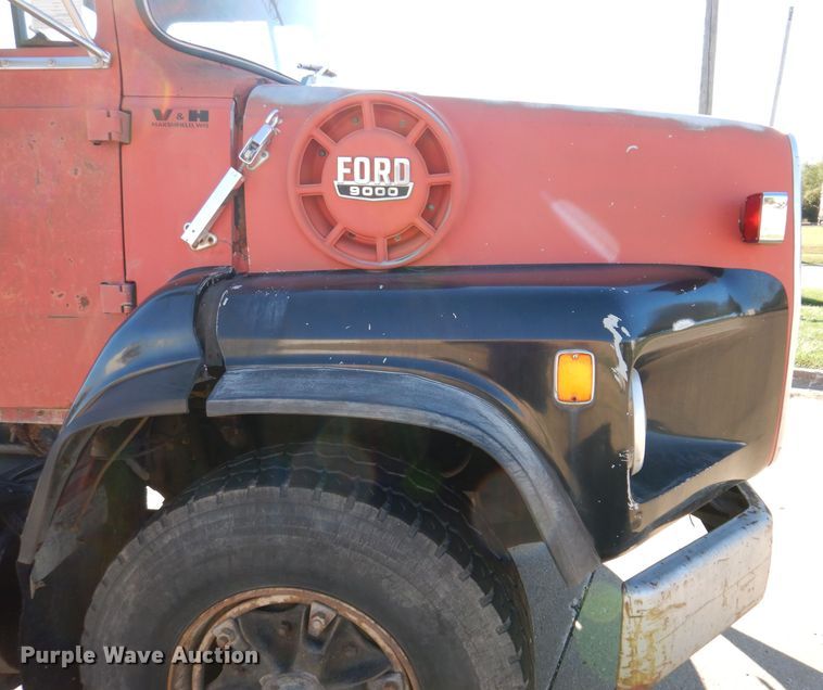 image for item KA9595 1984 Ford LTS9000  truck cab and chassis