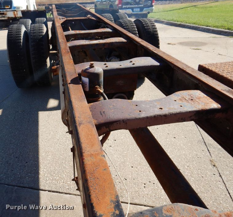 image for item KA9595 1984 Ford LTS9000  truck cab and chassis