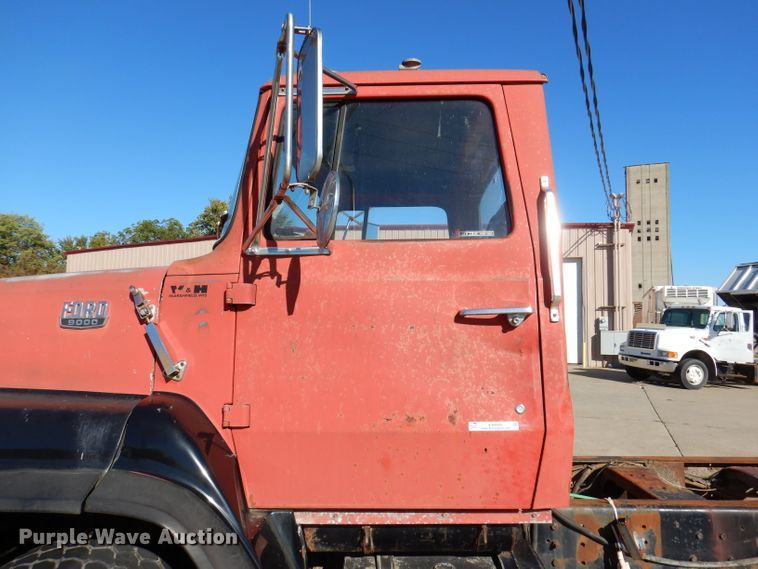 image for item KA9595 1984 Ford LTS9000  truck cab and chassis