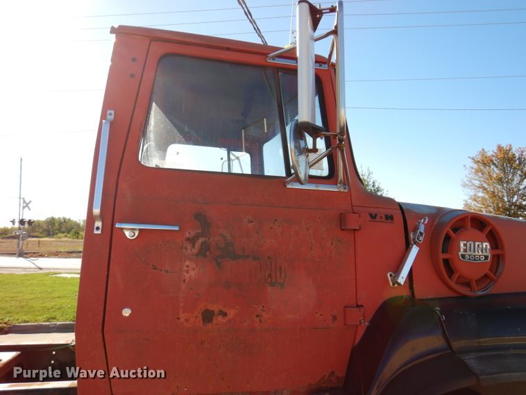 image for item KA9595 1984 Ford LTS9000  truck cab and chassis