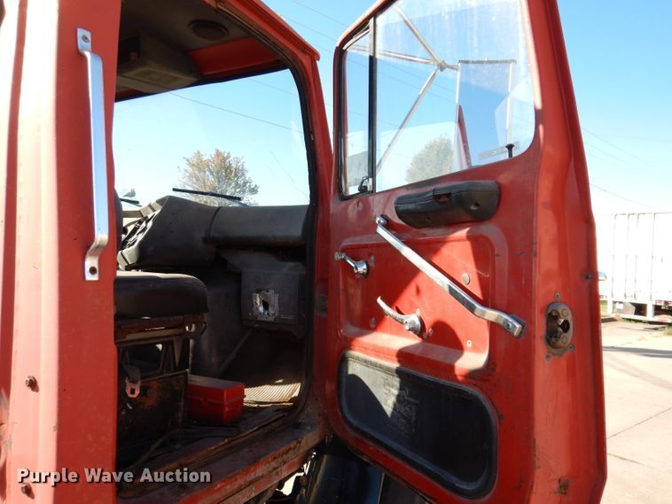 image for item KA9595 1984 Ford LTS9000  truck cab and chassis