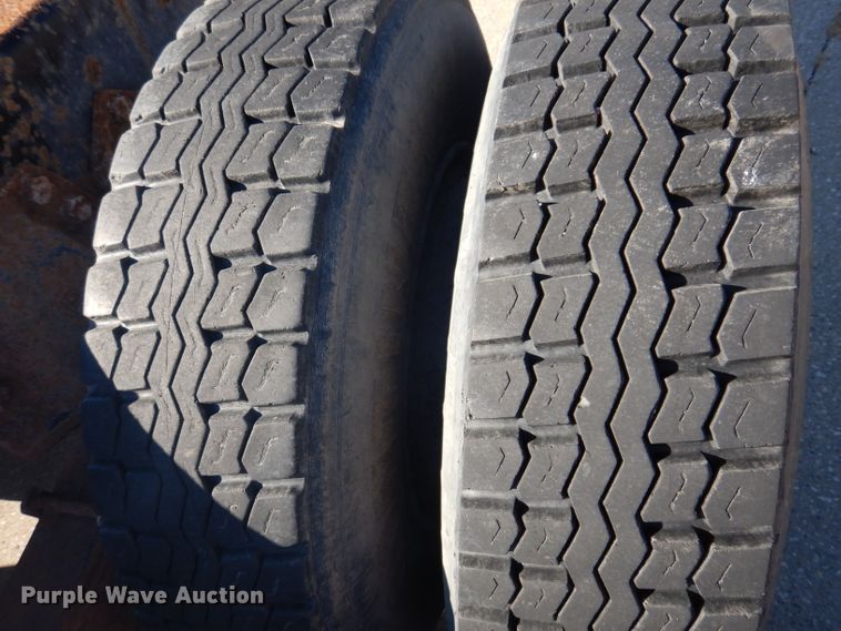 image for item KA9595 1984 Ford LTS9000  truck cab and chassis