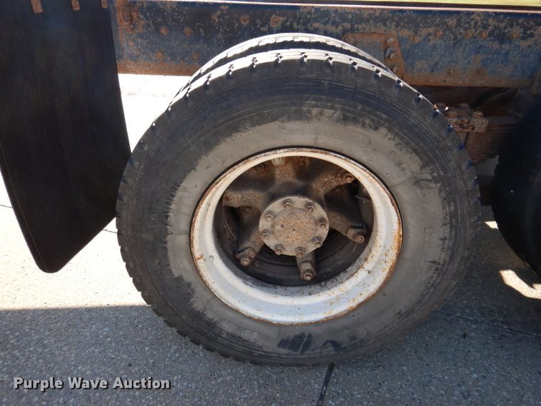 image for item KA9595 1984 Ford LTS9000  truck cab and chassis