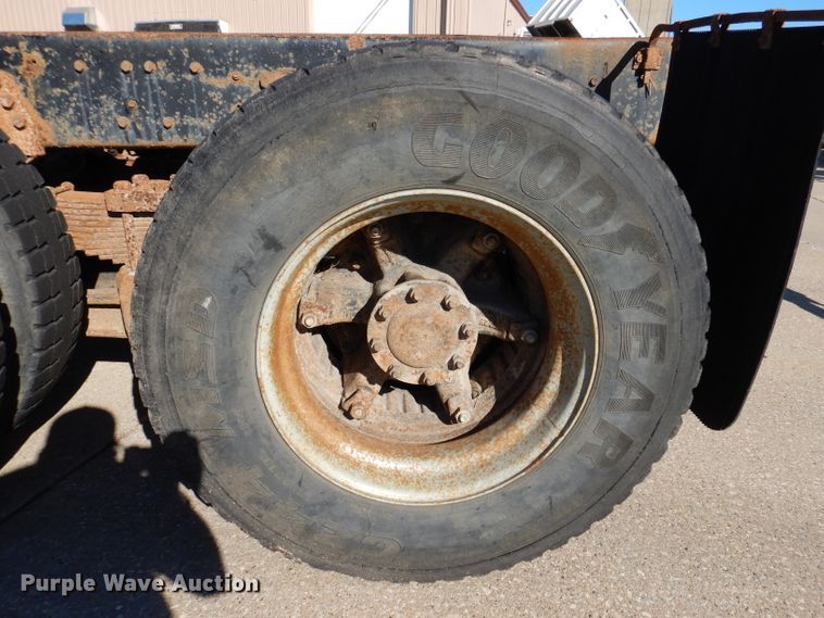 image for item KA9595 1984 Ford LTS9000  truck cab and chassis