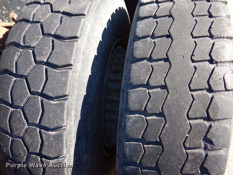 image for item KA9595 1984 Ford LTS9000  truck cab and chassis