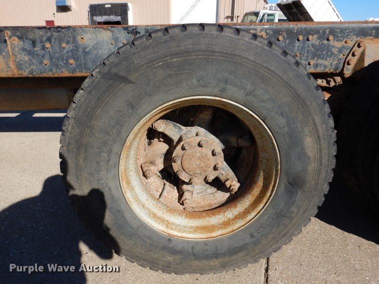 image for item KA9595 1984 Ford LTS9000  truck cab and chassis