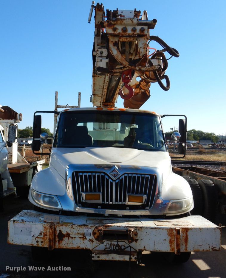 image for item KA9596 2005 International 4300  digger derrick truck