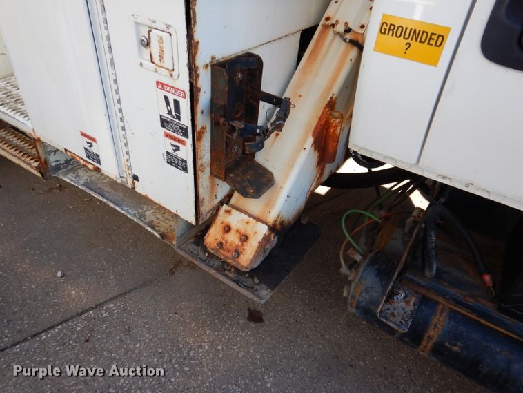 image for item KA9596 2005 International 4300  digger derrick truck