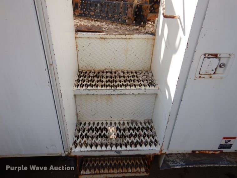 image for item KA9596 2005 International 4300  digger derrick truck