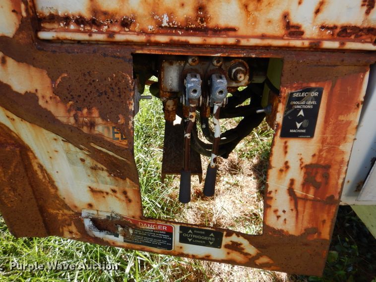 image for item KA9596 2005 International 4300  digger derrick truck