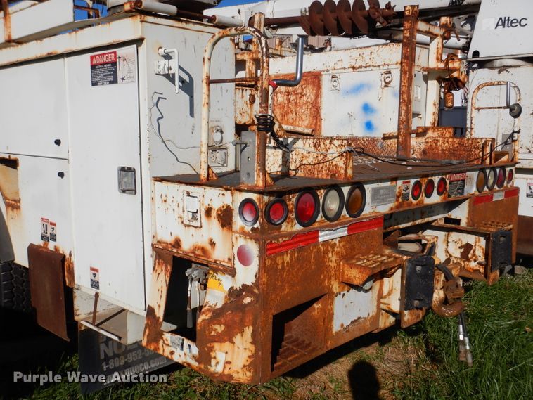 image for item KA9596 2005 International 4300  digger derrick truck