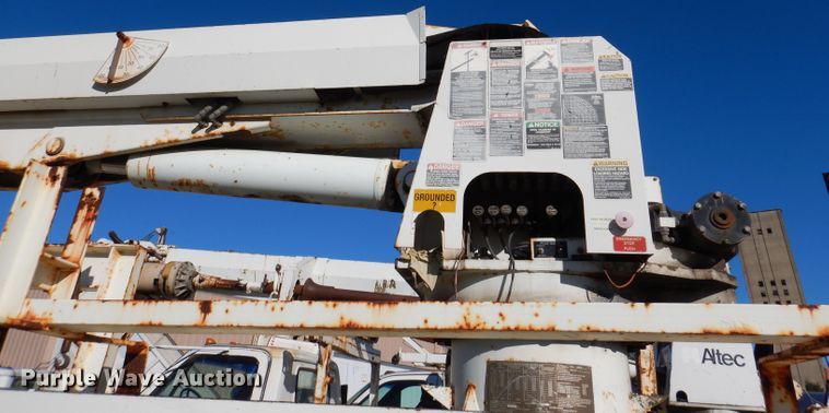 image for item KA9596 2005 International 4300  digger derrick truck