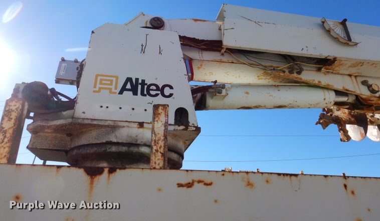 image for item KA9596 2005 International 4300  digger derrick truck