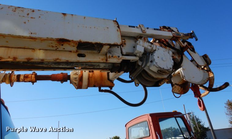 image for item KA9596 2005 International 4300  digger derrick truck