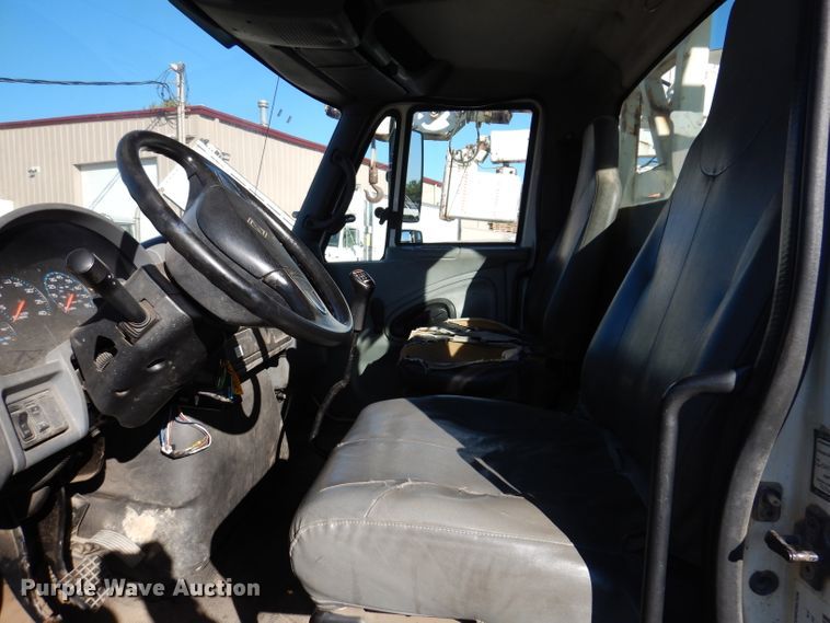 image for item KA9596 2005 International 4300  digger derrick truck