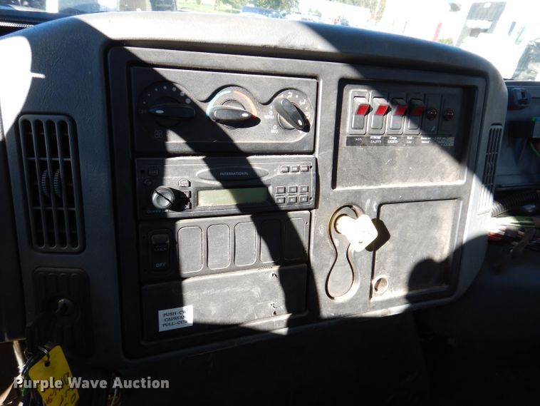 image for item KA9596 2005 International 4300  digger derrick truck