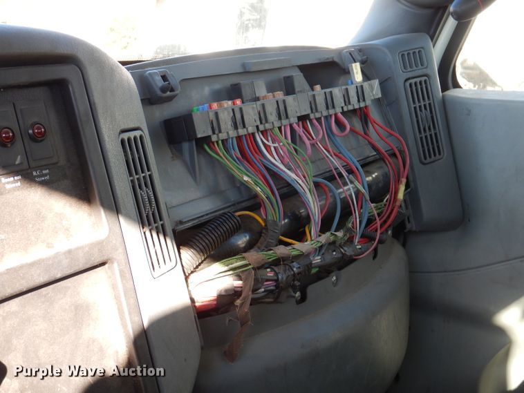 image for item KA9596 2005 International 4300  digger derrick truck