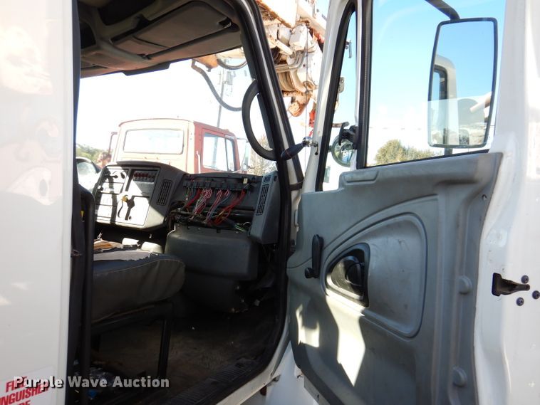 image for item KA9596 2005 International 4300  digger derrick truck