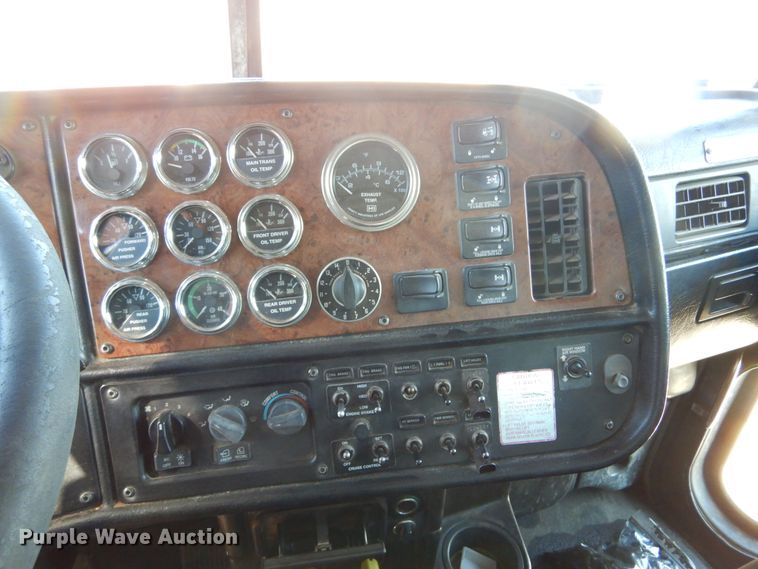 image for item KO9219 2004 Peterbilt 378  dump truck