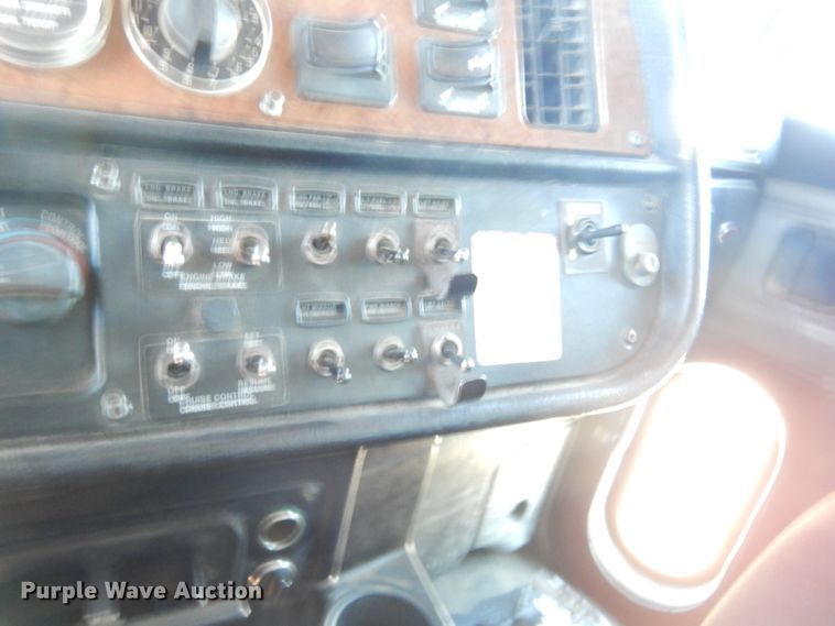 image for item KO9219 2004 Peterbilt 378  dump truck