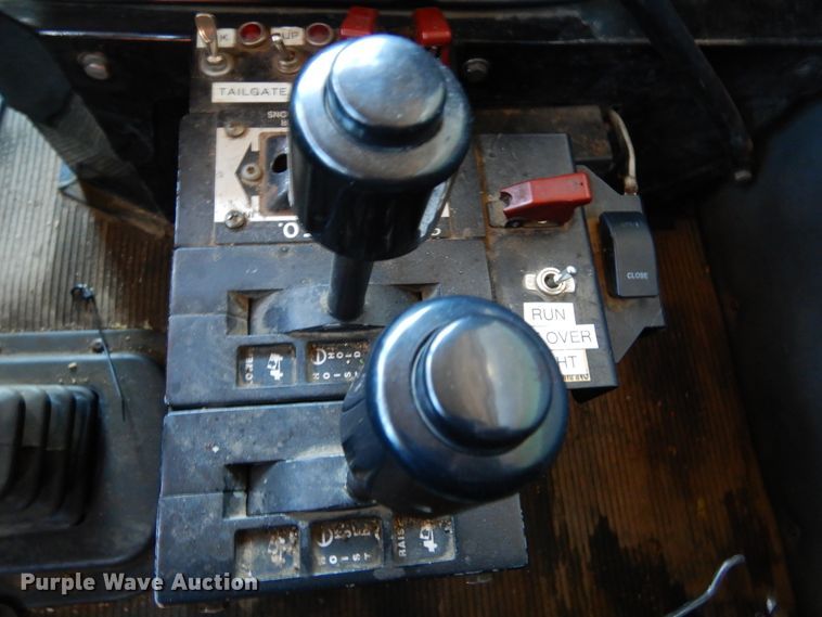 image for item KO9219 2004 Peterbilt 378  dump truck