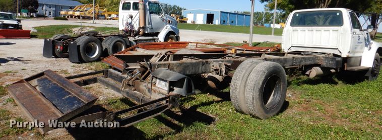 image for item KY9709 1995 Ford F800  truck cab and chassis