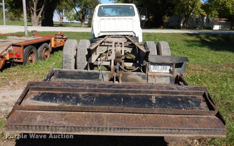 image for item KY9709 1995 Ford F800  truck cab and chassis