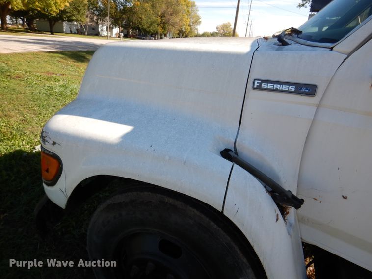 image for item KY9709 1995 Ford F800  truck cab and chassis