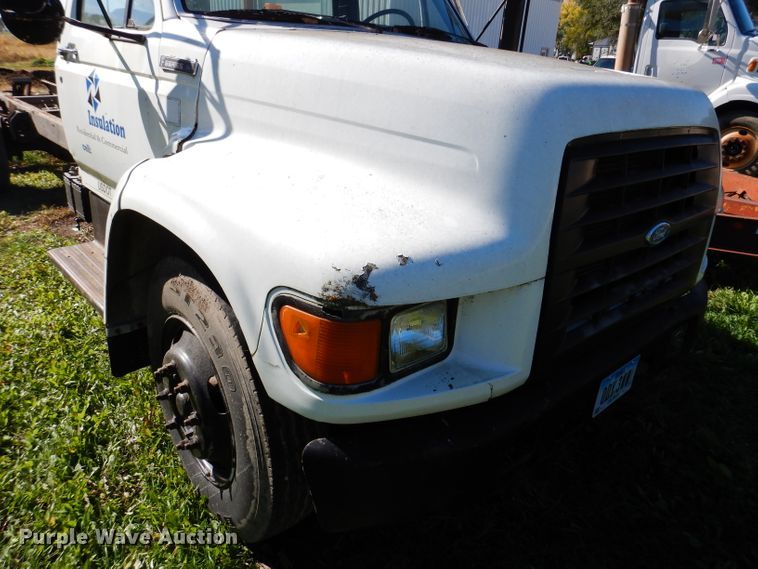 image for item KY9709 1995 Ford F800  truck cab and chassis