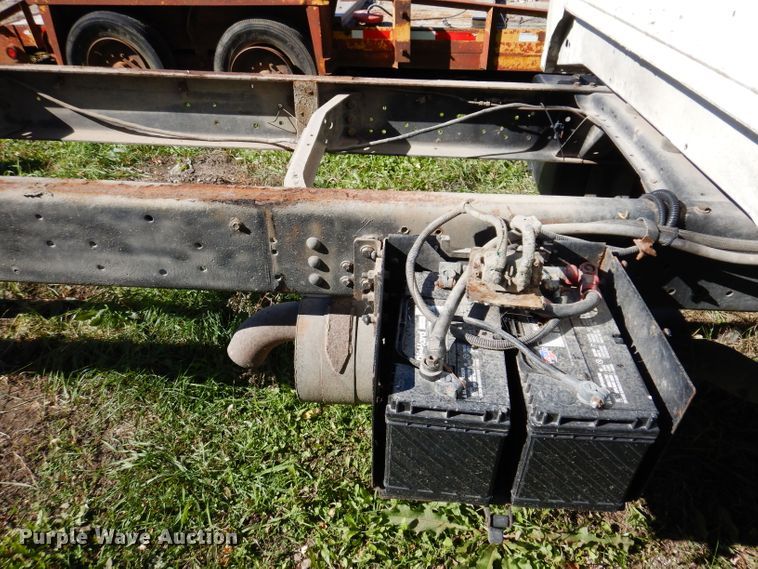 image for item KY9709 1995 Ford F800  truck cab and chassis