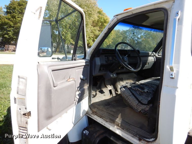 image for item KY9709 1995 Ford F800  truck cab and chassis