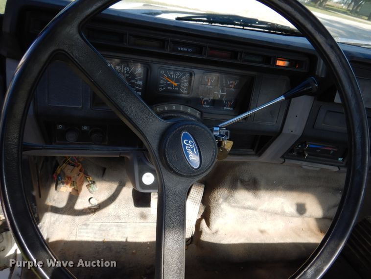 image for item KY9709 1995 Ford F800  truck cab and chassis